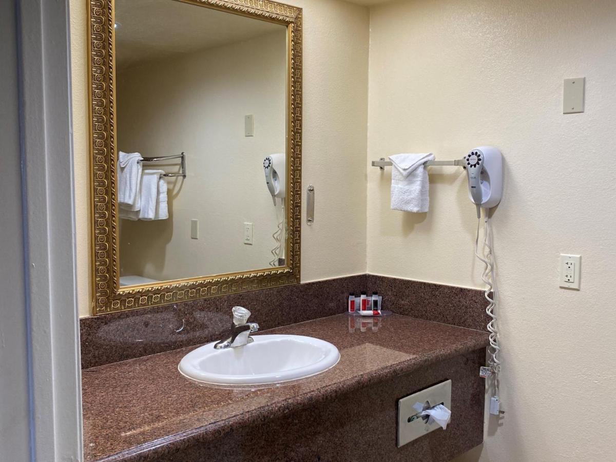 Travelodge By Wyndham Chatsworth Hotel Los Angeles